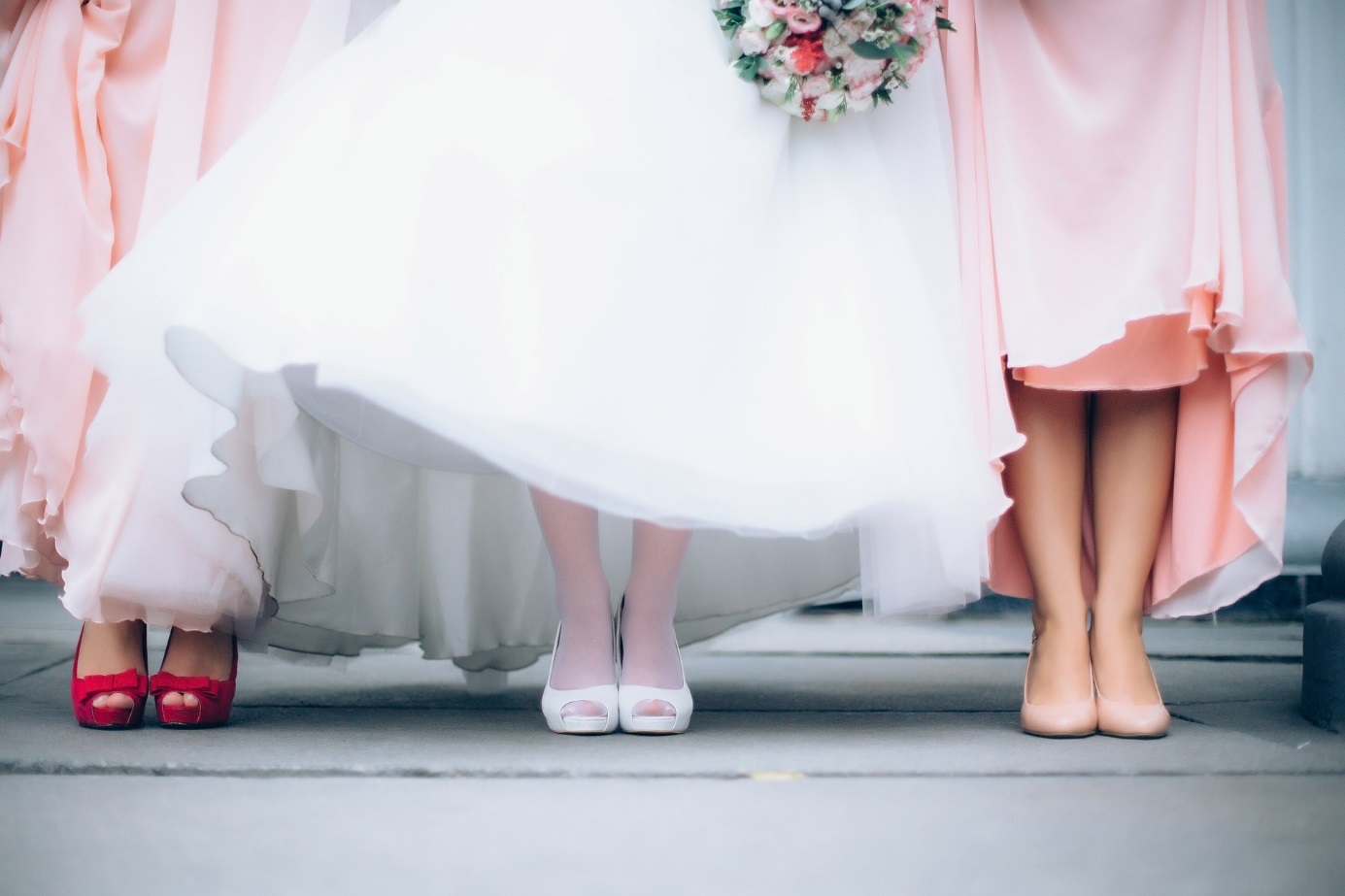 Füße der Braut und zweier Trauzeuginnen