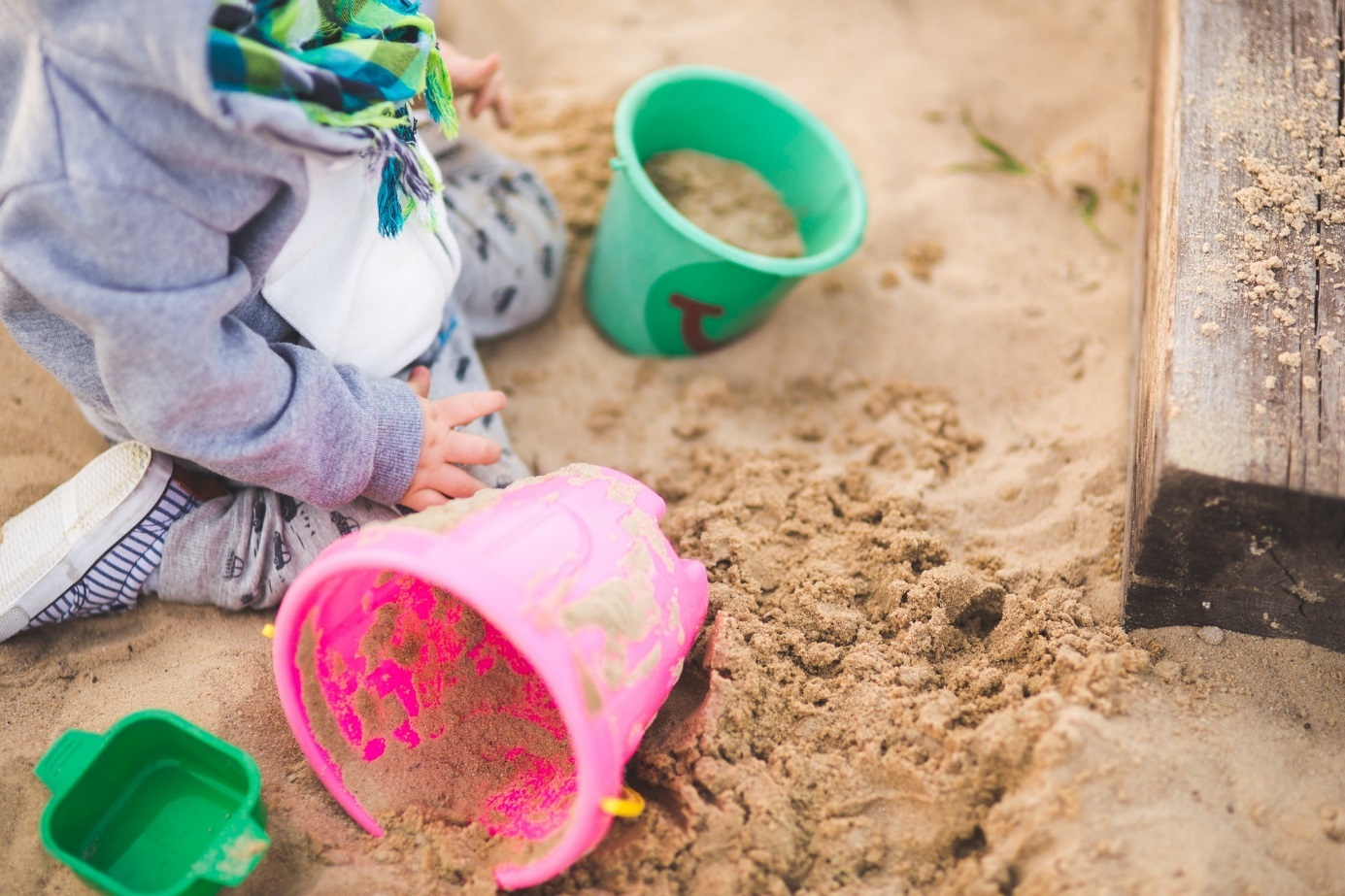 Spielendes Kind im Sandkasten.