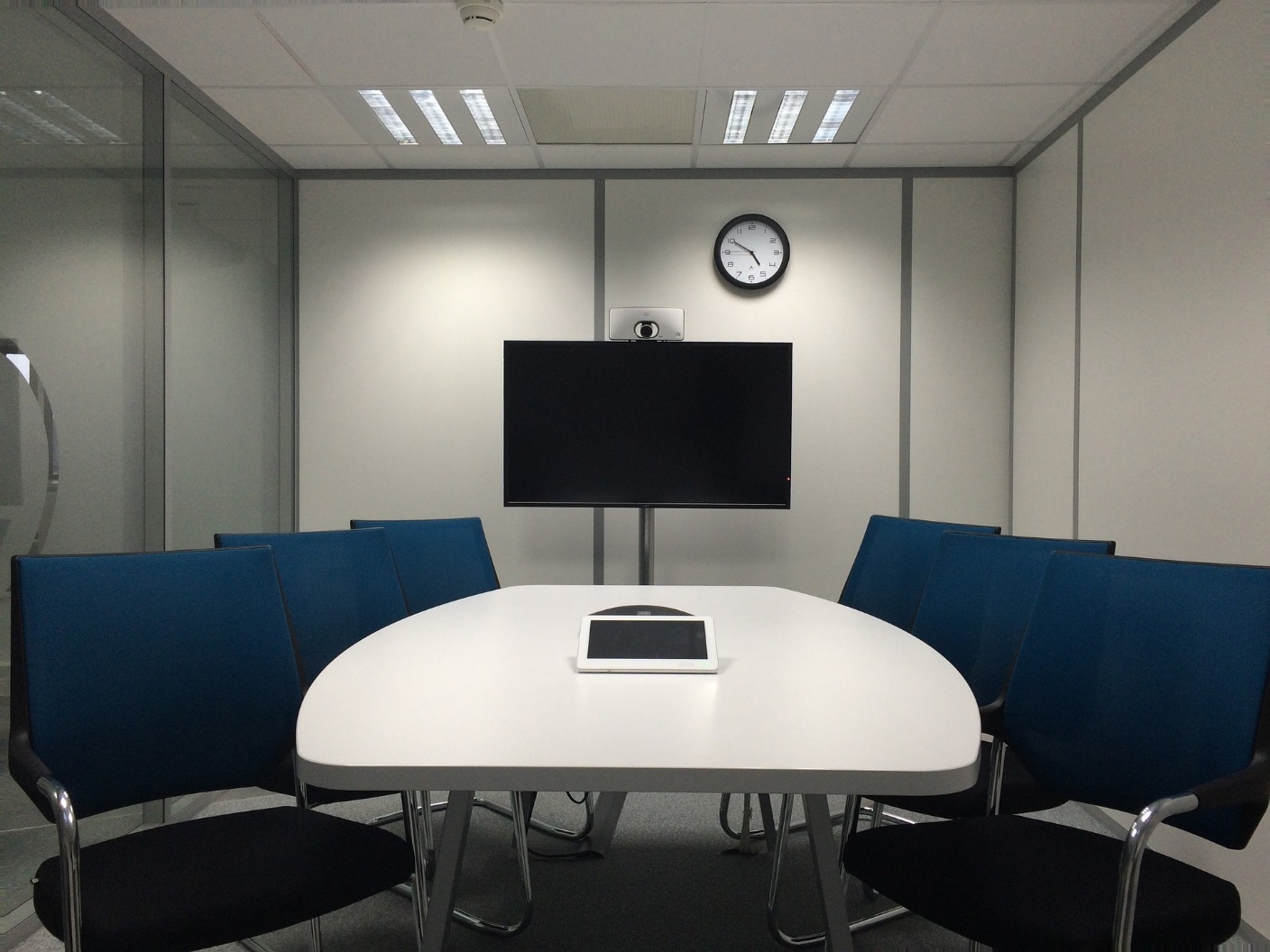 Ein Meetingraum mit blauen Stühlen und Bildschirm.
[Copyright = jraffin / pixabay.com]